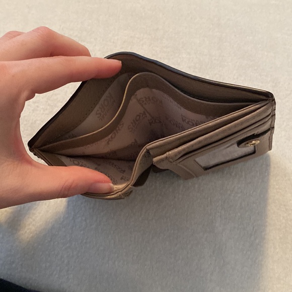 MK light tan shoulder bag - Picture 8 of 9